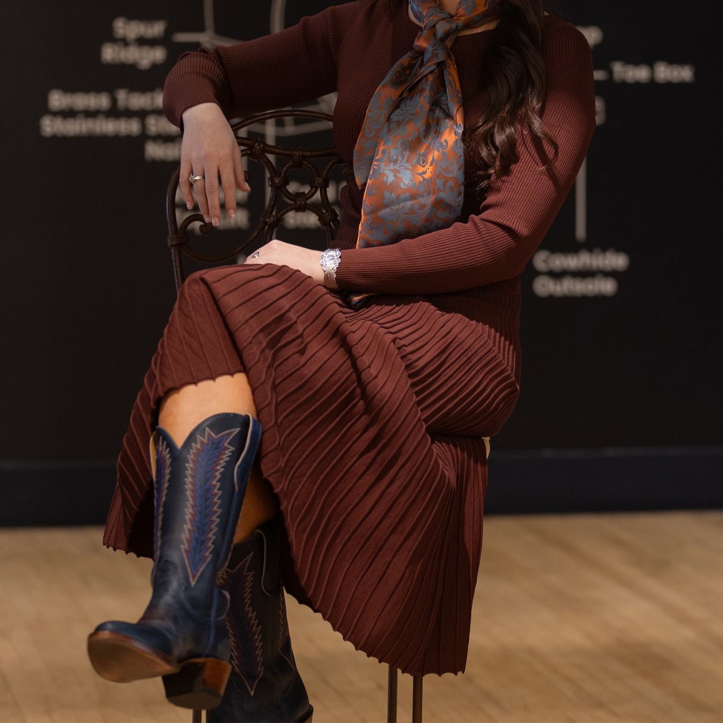 Dark Blue Round-Toe Embroidery Classic Mid Calf Cowgirl Boots