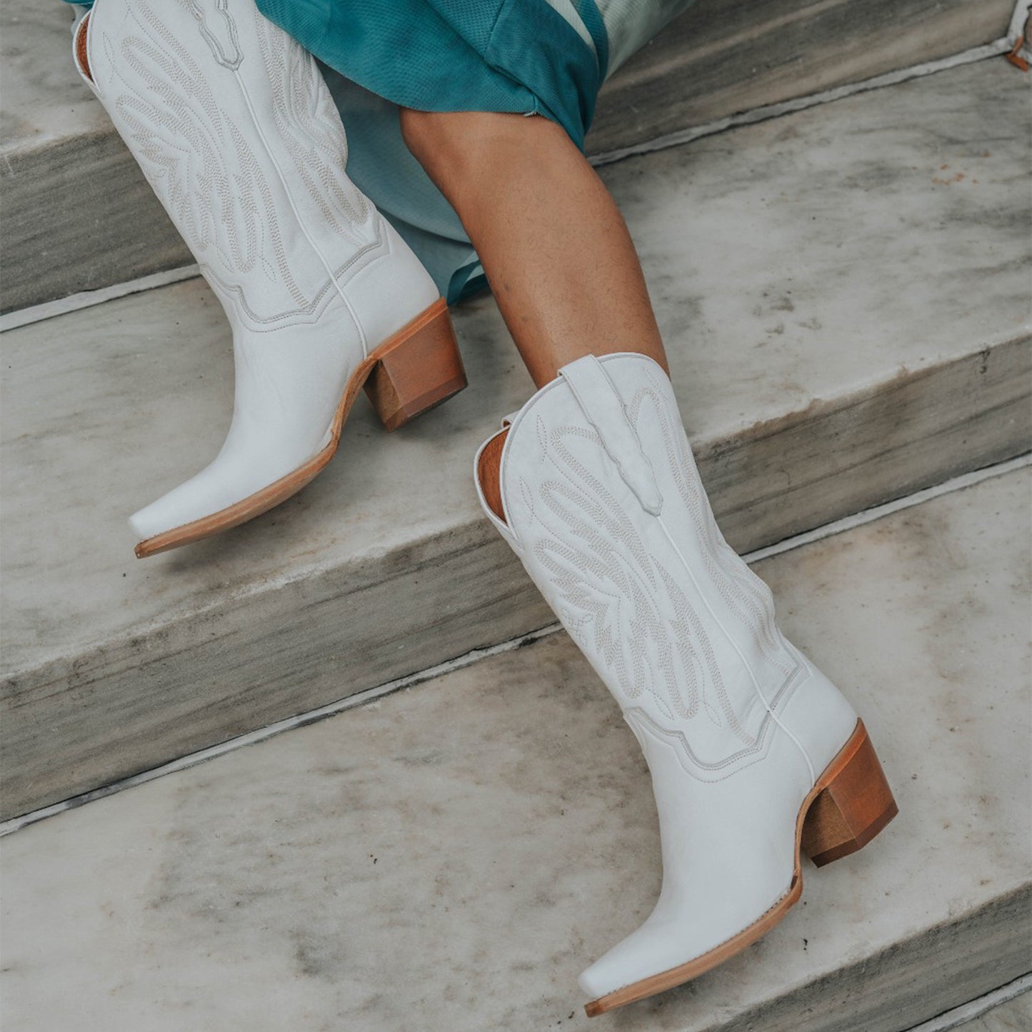White Snip-Toe Chic Embroidery Western Mid Calf Cowgirl Boots
