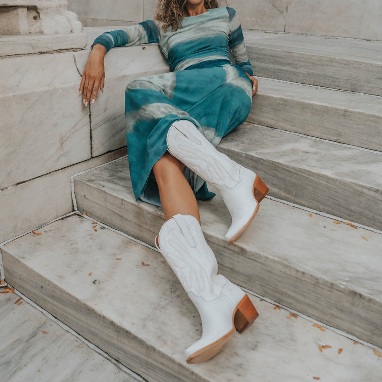 White Snip-Toe Chic Embroidery Western Mid Calf Cowgirl Boots