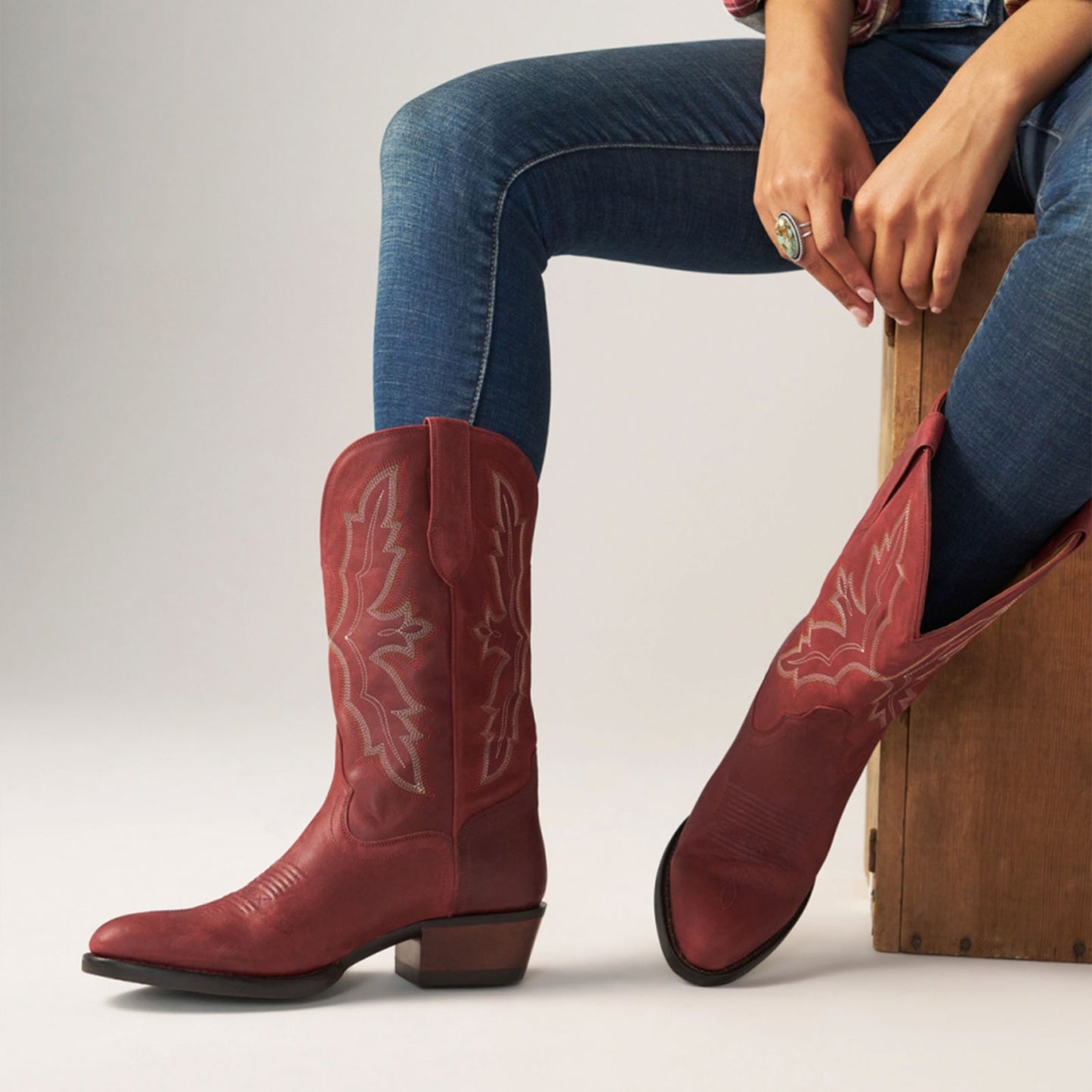 Redwood Round-Toe Chic Embroidery Classic Western Mid Calf Cowgirl Boots