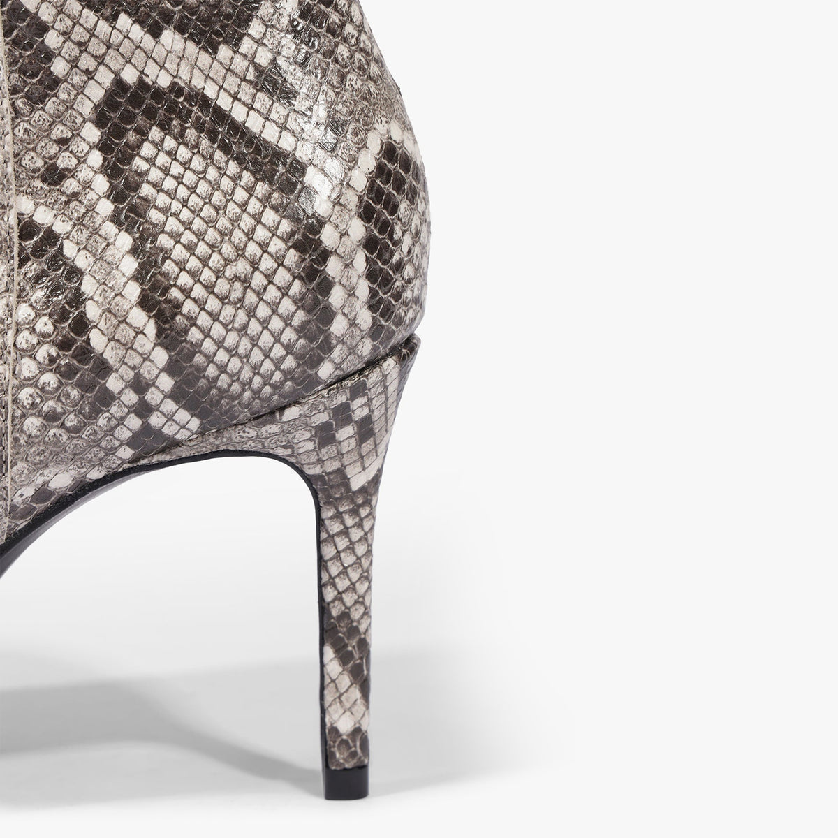 Chic Pointed-Toe Simple Full-Zip Sleek Knee High Stiletto Boots - White Snakeskin Pattern
