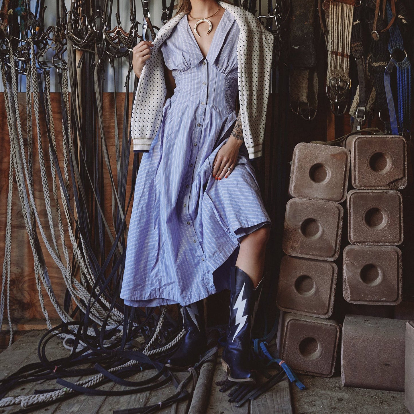 Black Snip-Toe Lightning Embroidery Mid Calf Classic Cowgirl Boots