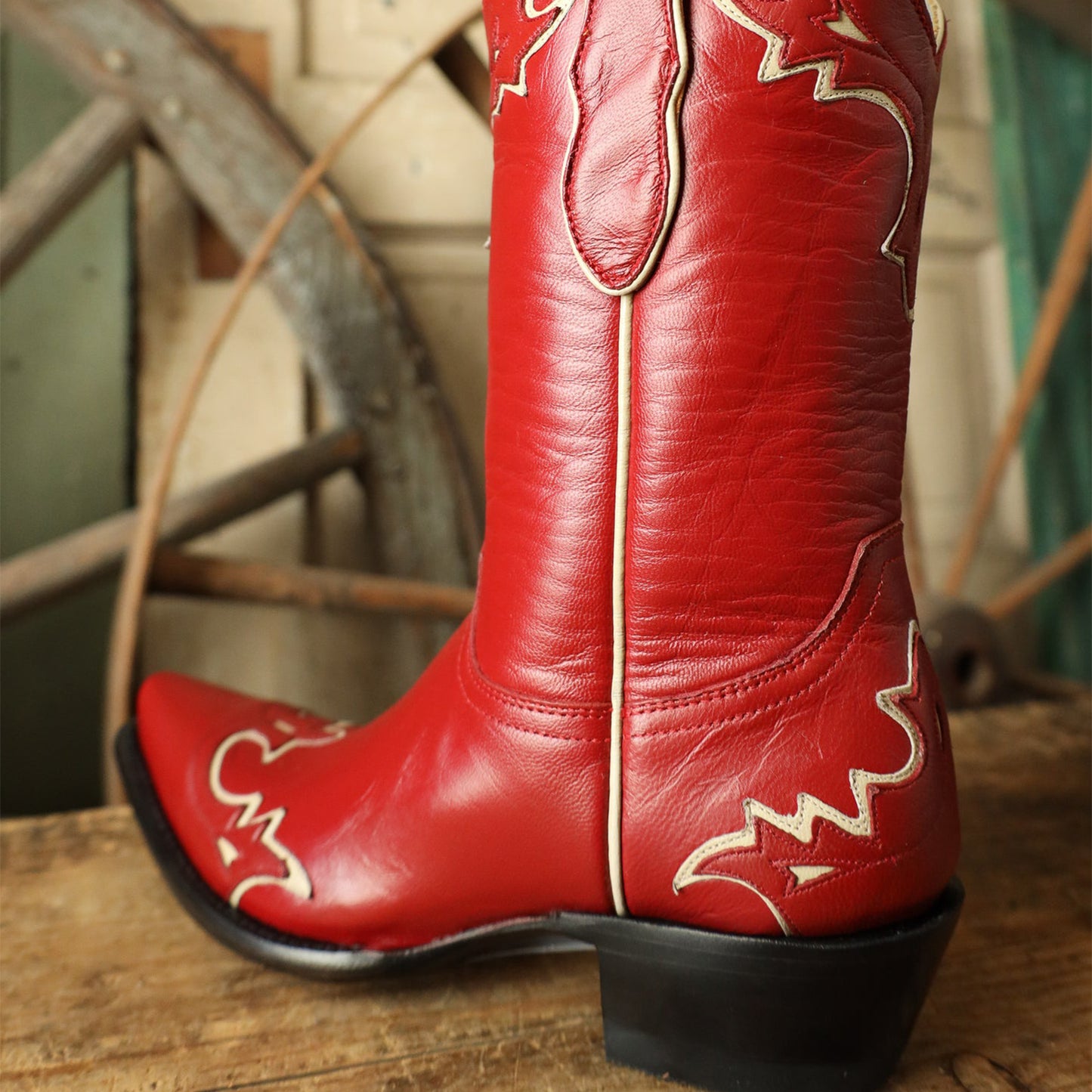 Red Snip-Toe Chic Inlay Mid Calf Classic Cowgirl Boots