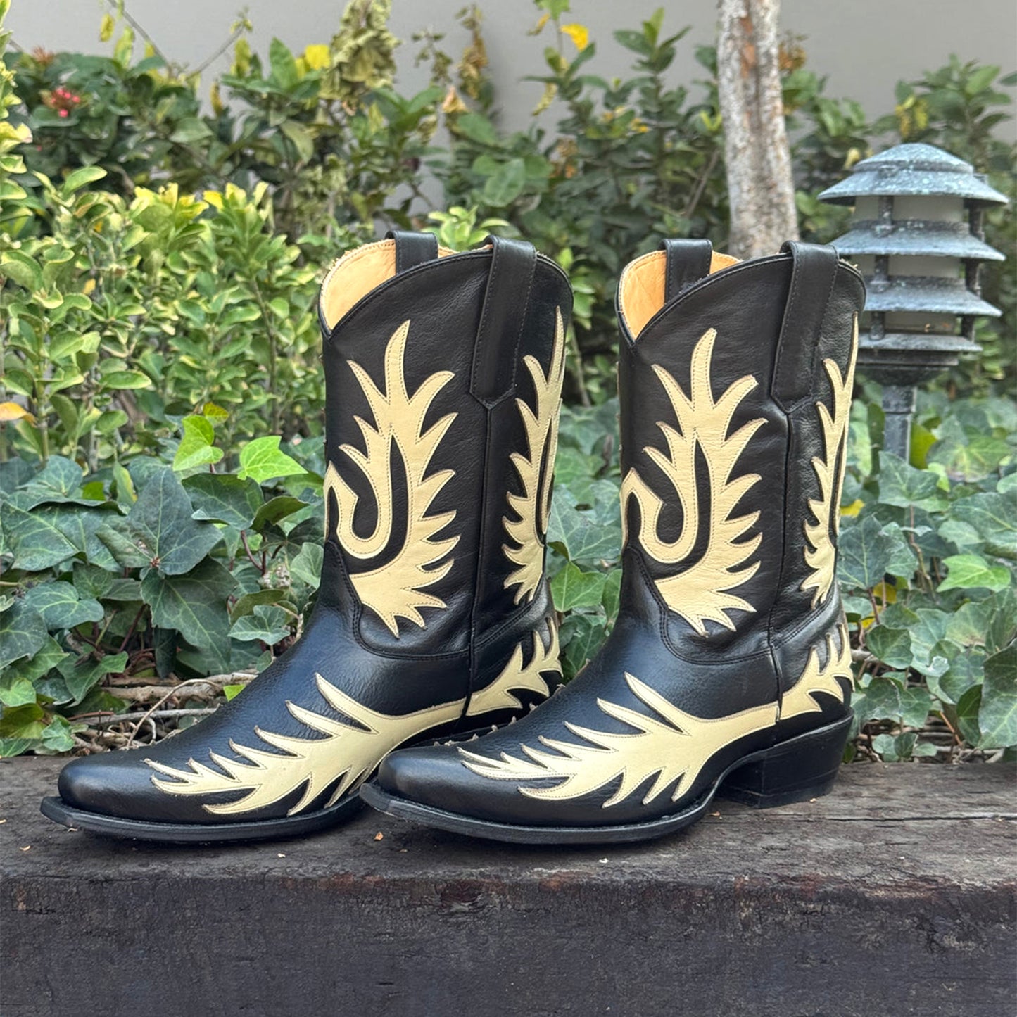 Black Snip-Toe Chic Applique Classic Ankle Cowgirl Boots