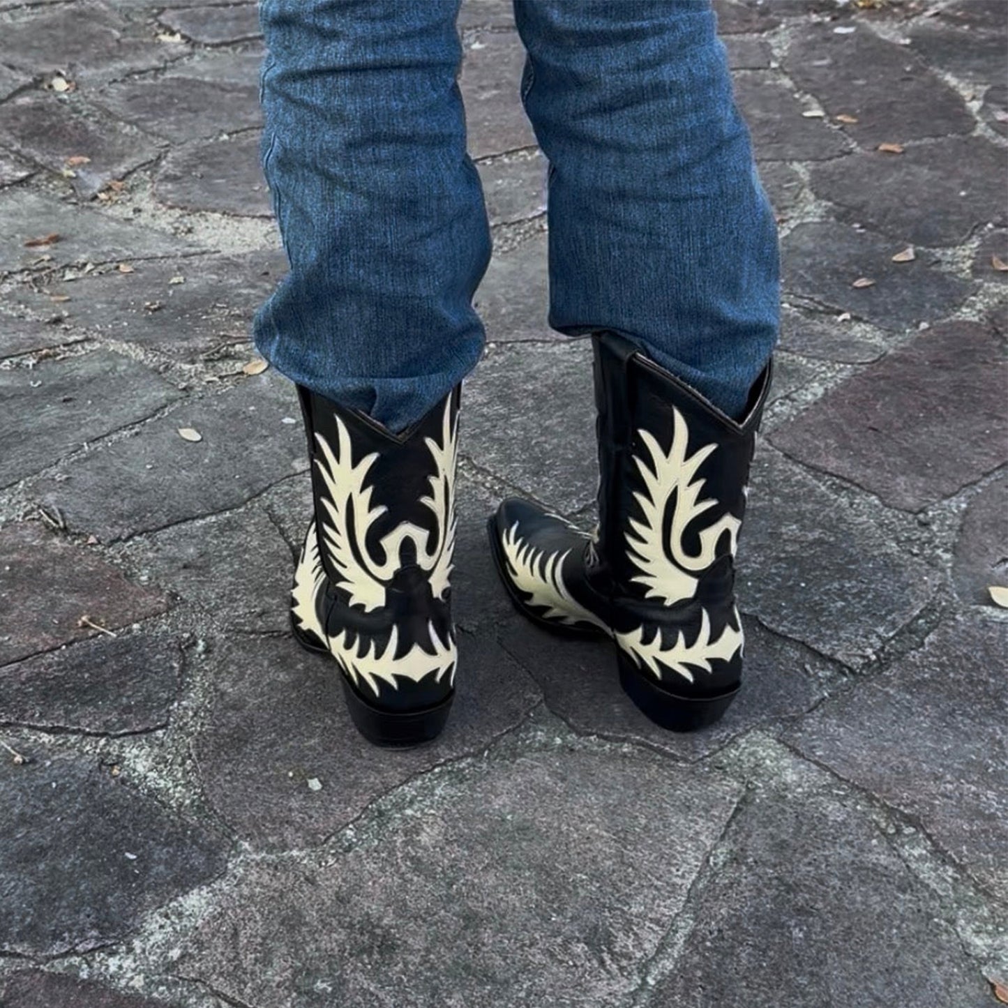 Black Snip-Toe Chic Applique Classic Ankle Cowgirl Boots