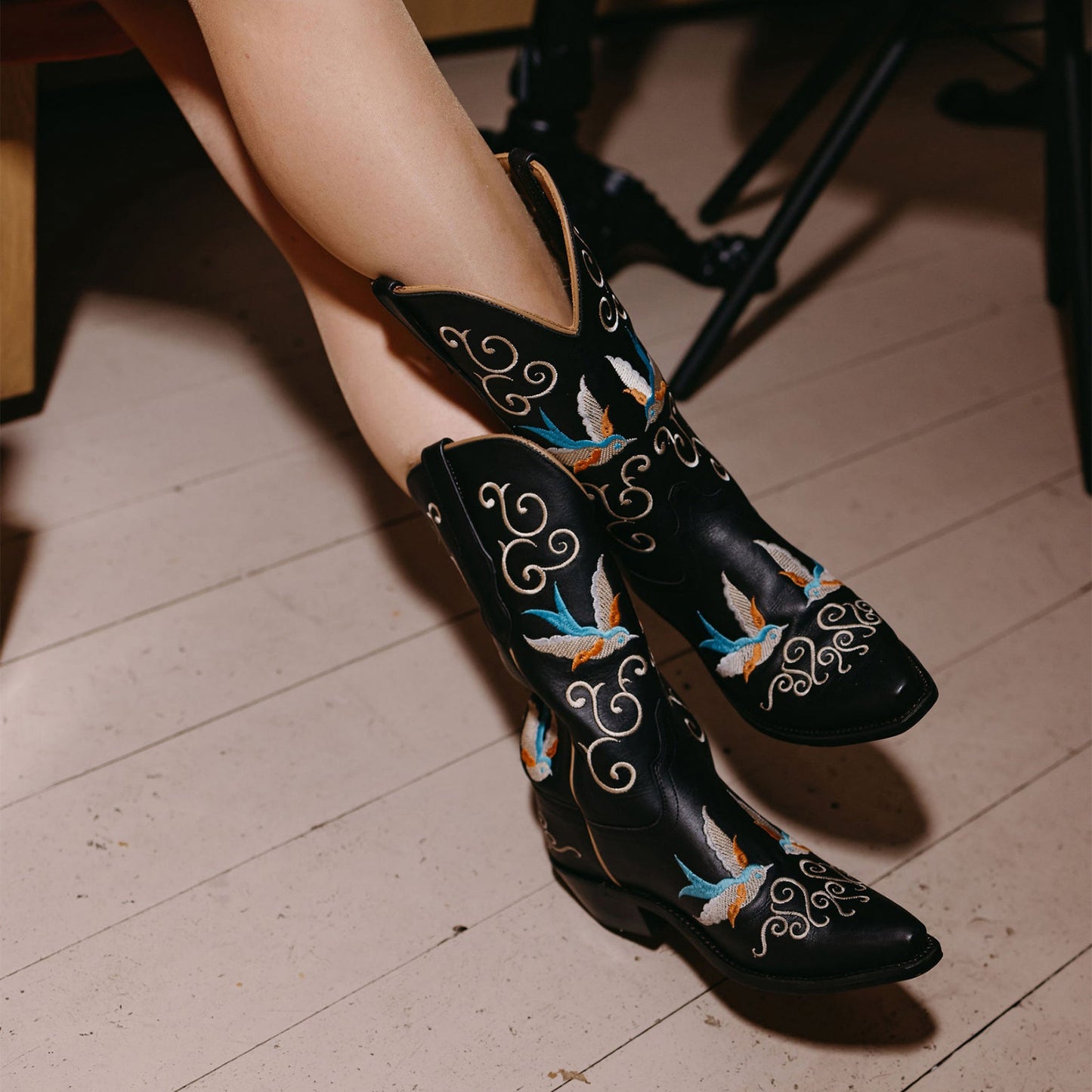 Black Snip-Toe Swallow Embroidery Mid Calf Cowgirl Boots