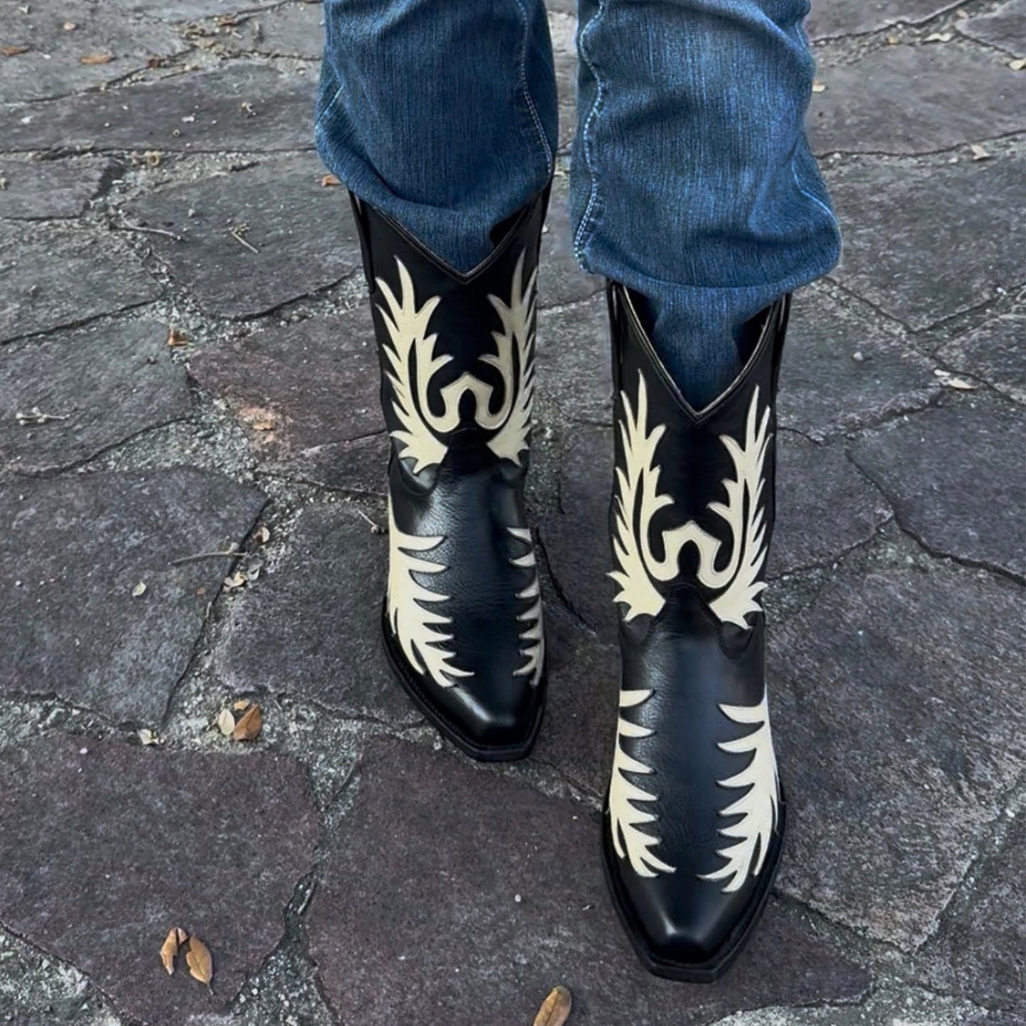 Black Snip-Toe Chic Applique Classic Ankle Cowgirl Boots