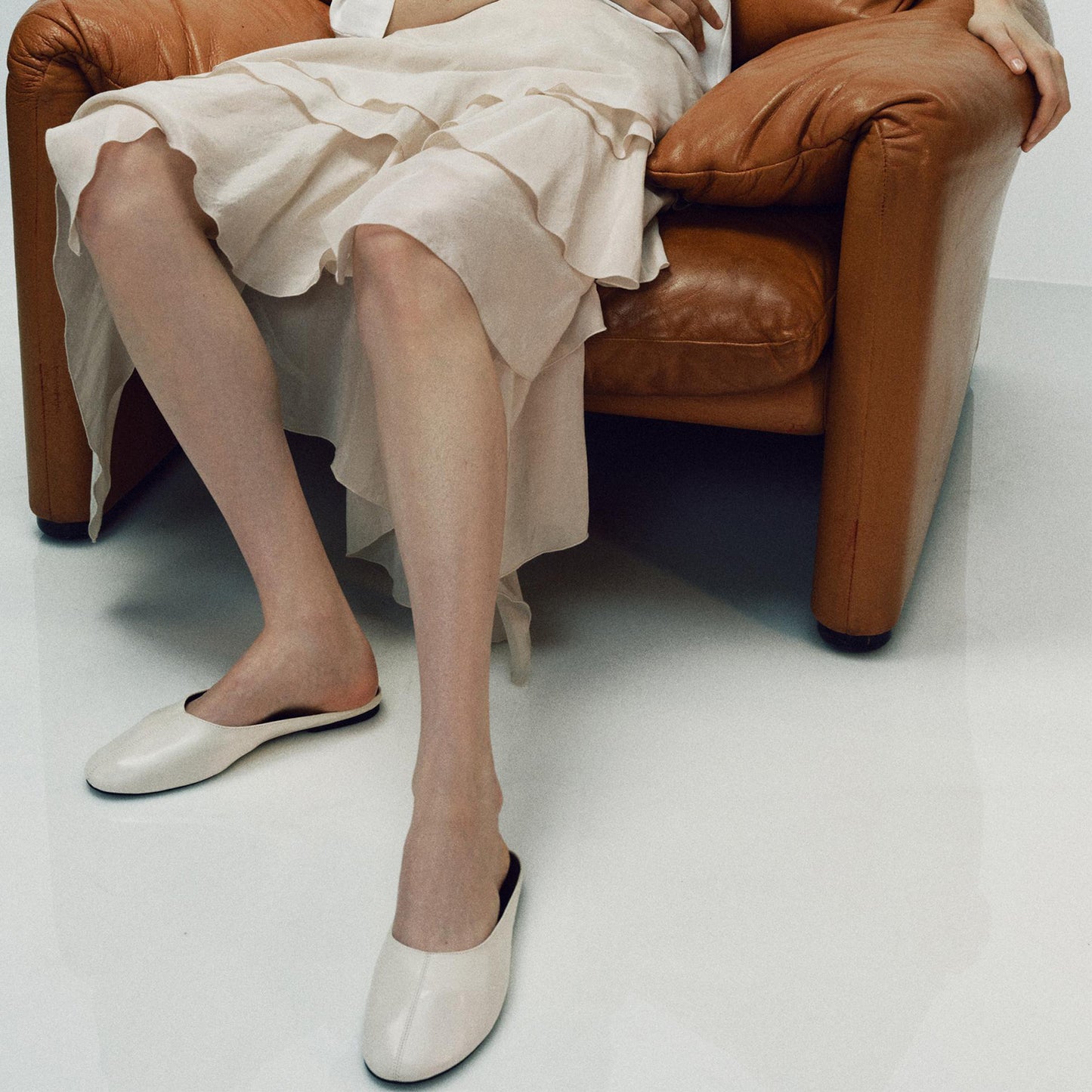 Off White Round-Toe Simple Backless Flats