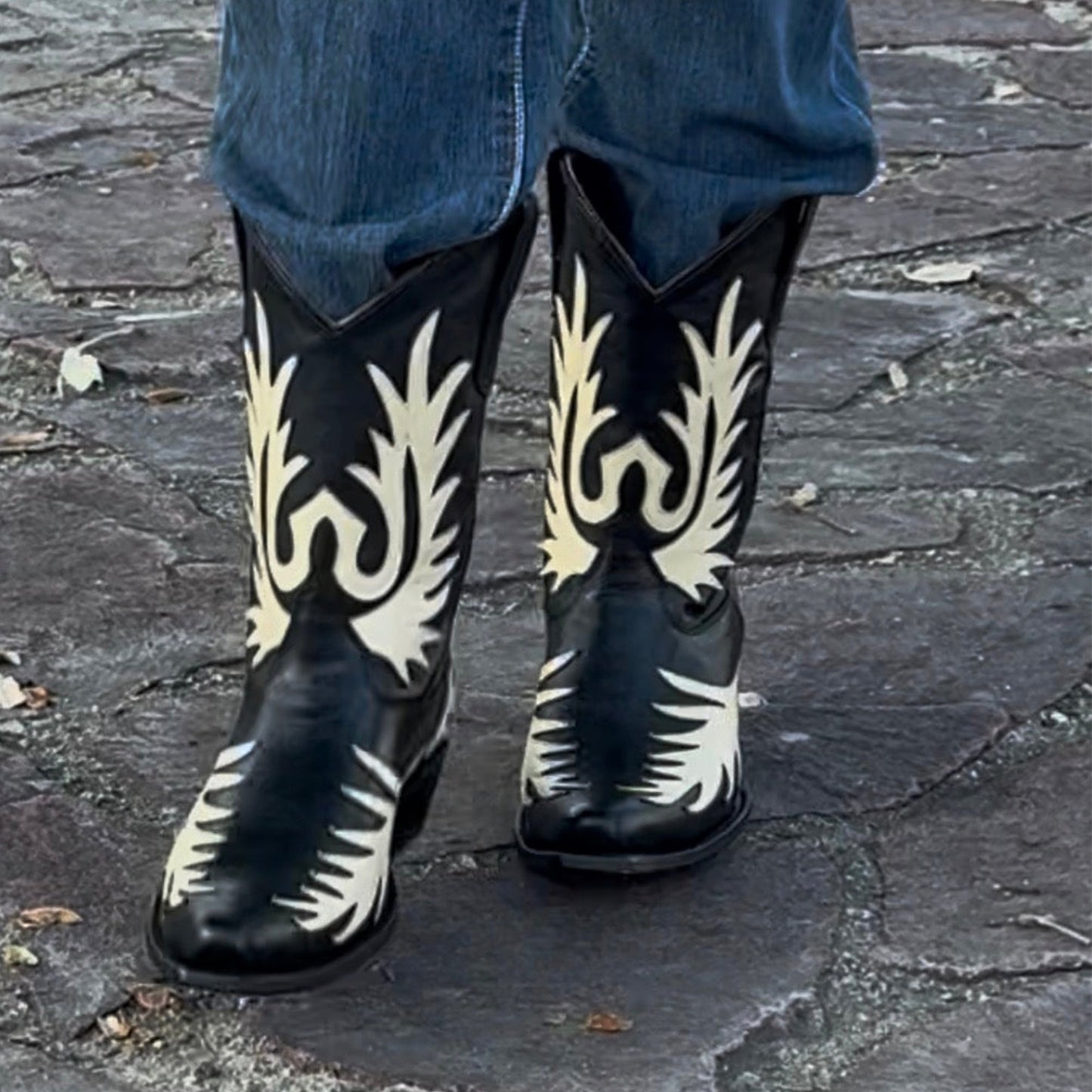 Black Snip-Toe Chic Applique Classic Ankle Cowgirl Boots