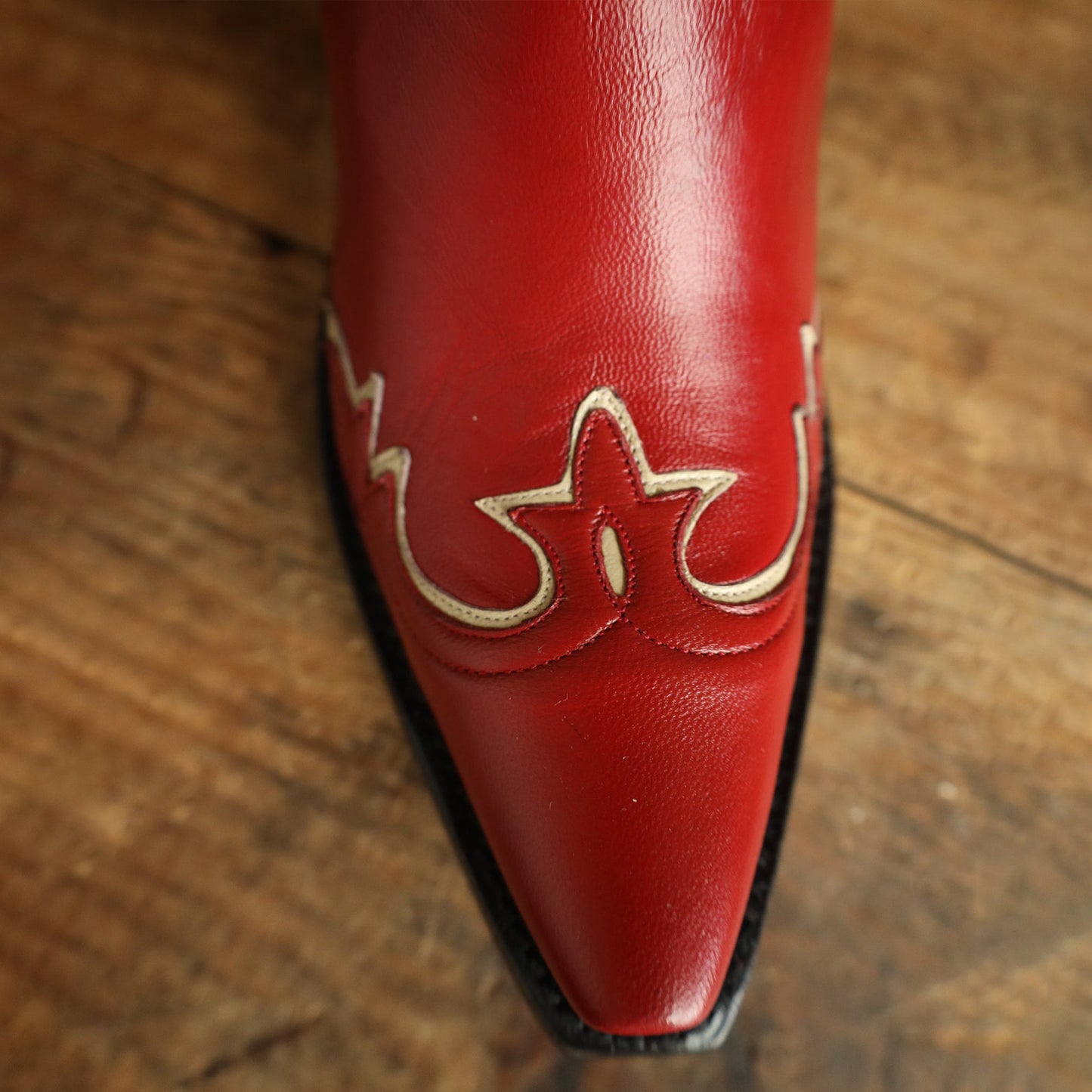 Red Snip-Toe Chic Inlay Mid Calf Classic Cowgirl Boots