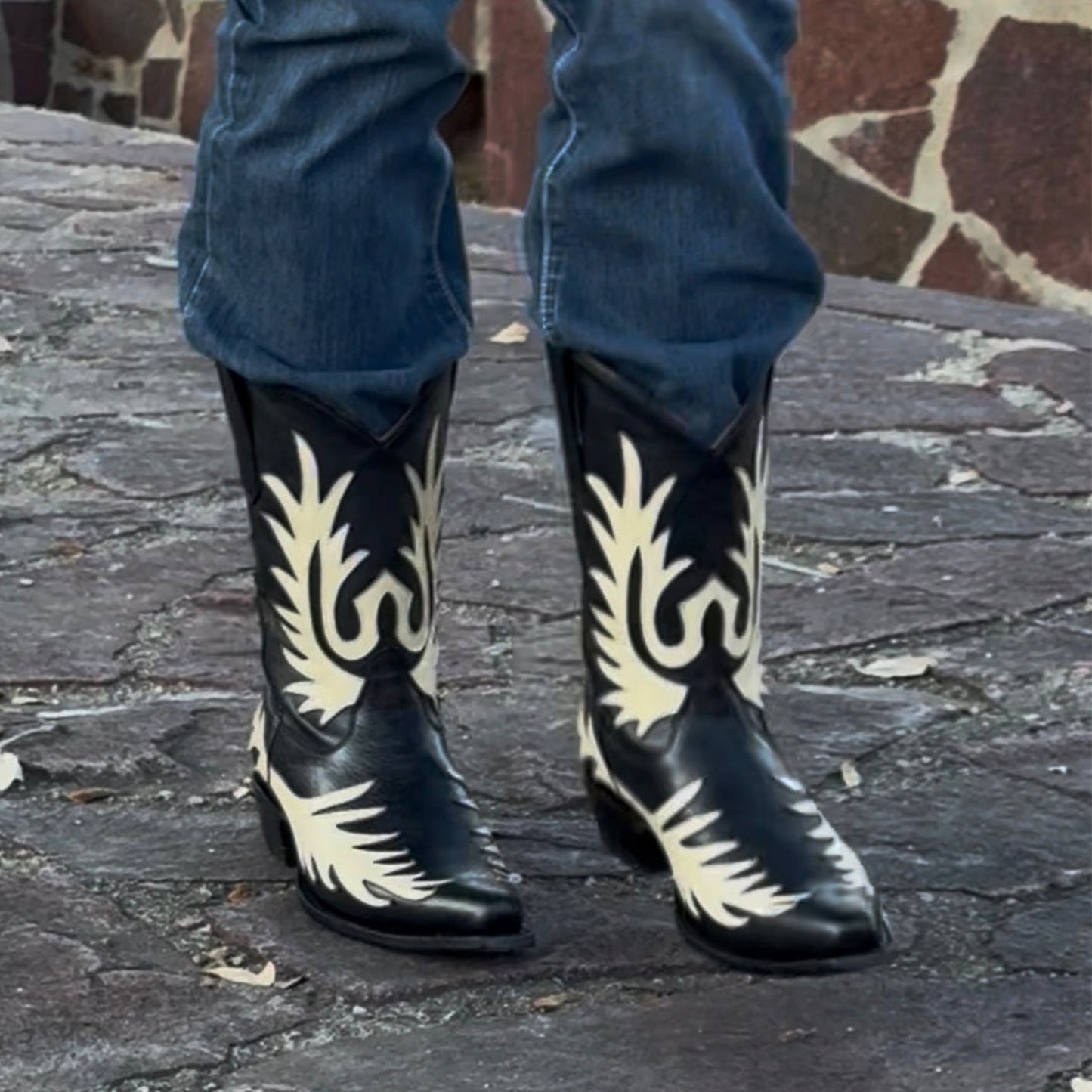 Black Snip-Toe Chic Applique Classic Ankle Cowgirl Boots