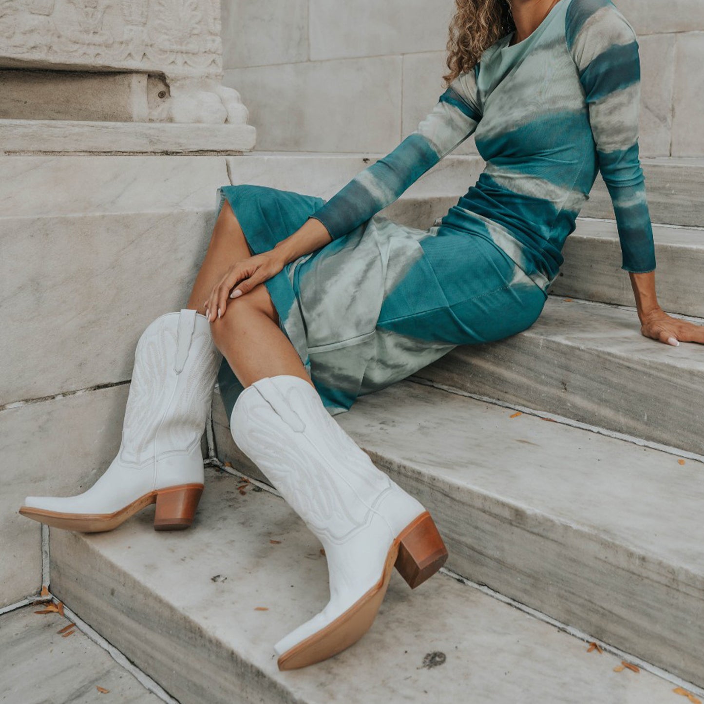 White Snip-Toe Chic Embroidery Western Mid Calf Cowgirl Boots