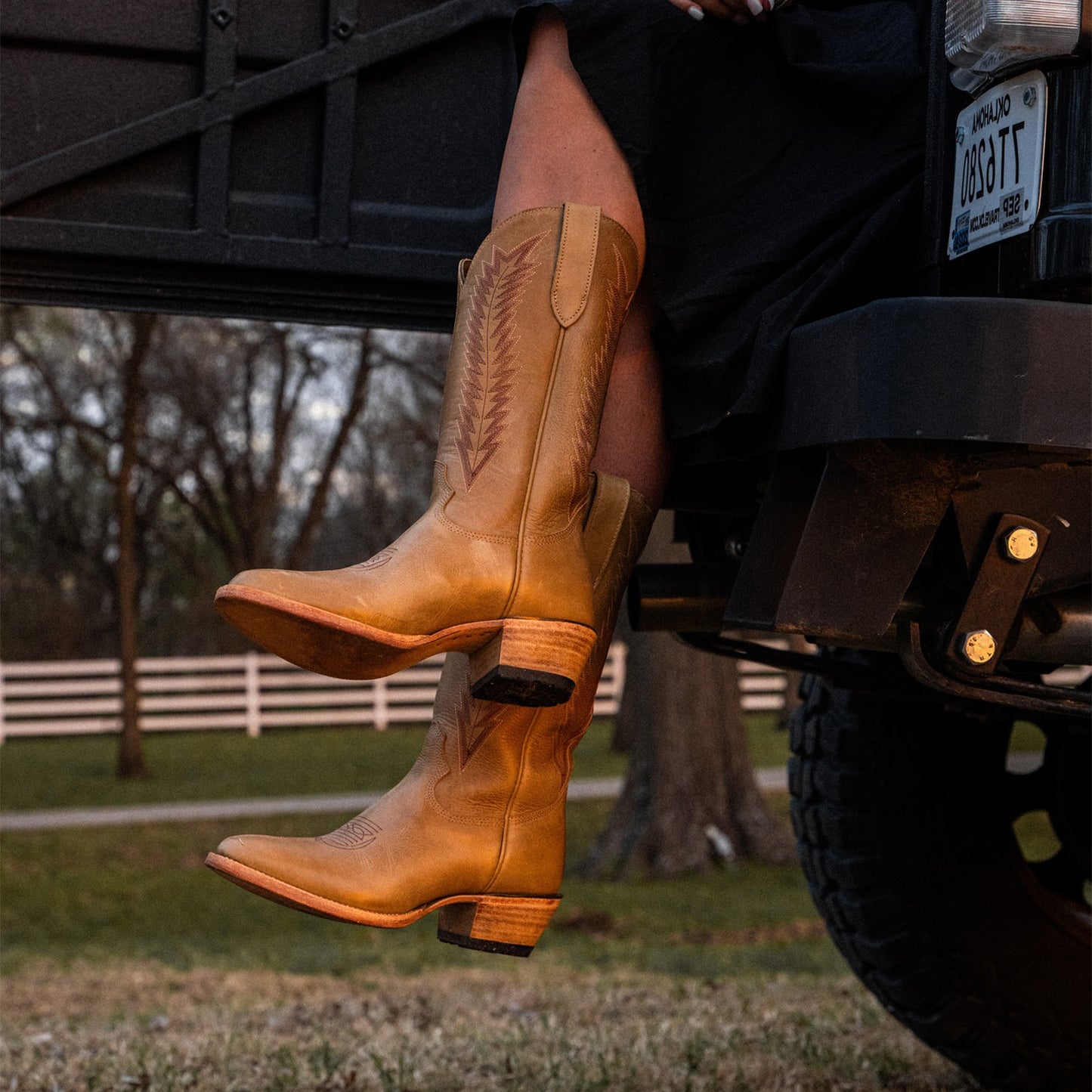 Tan Round-Toe Embroidery Classic Mid Calf Cowgirl Boots