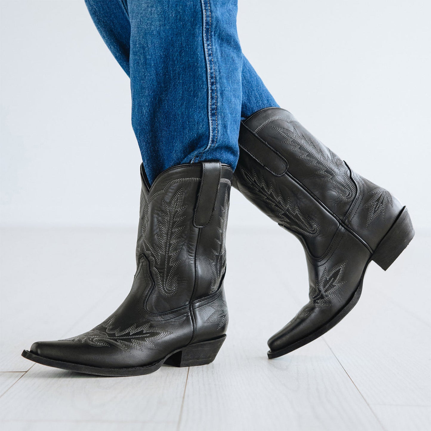 Black Snip-Toe Western Embroidery Ankle Classic Cowgirl Boots