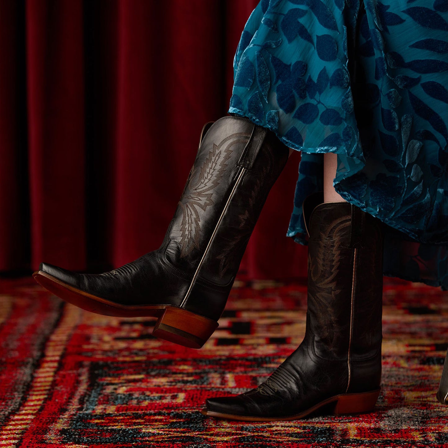 Black Snip-Toe Western Embroidery Mid Calf Classic Cowgirl Boots