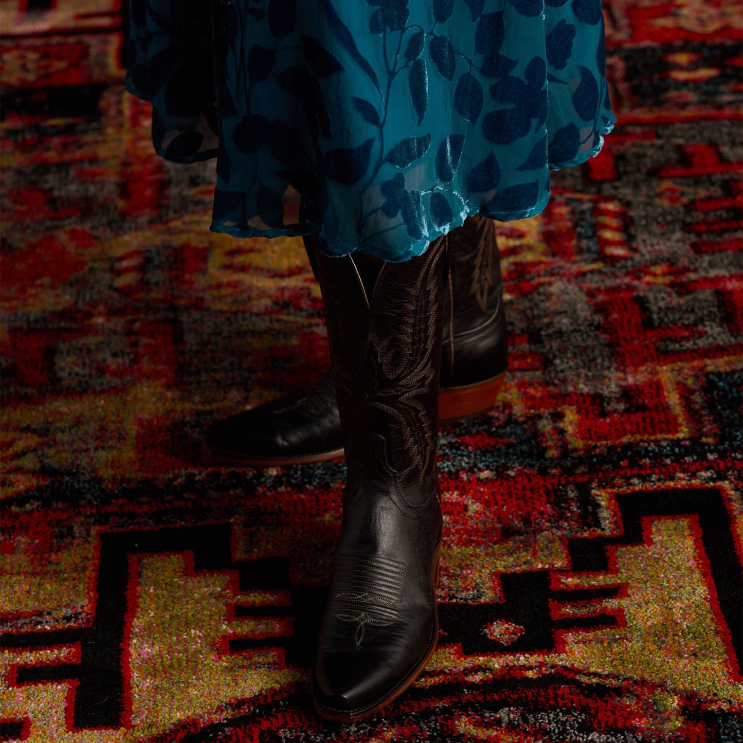 Black Snip-Toe Western Embroidery Mid Calf Classic Cowgirl Boots